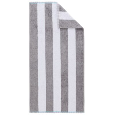 Freigestelltes Produktbild des Duschtuch Stripes von Dyckhoff in der Farbe Kiesel grau und weiß gestreift mit hellblauer Abschlussnaht.