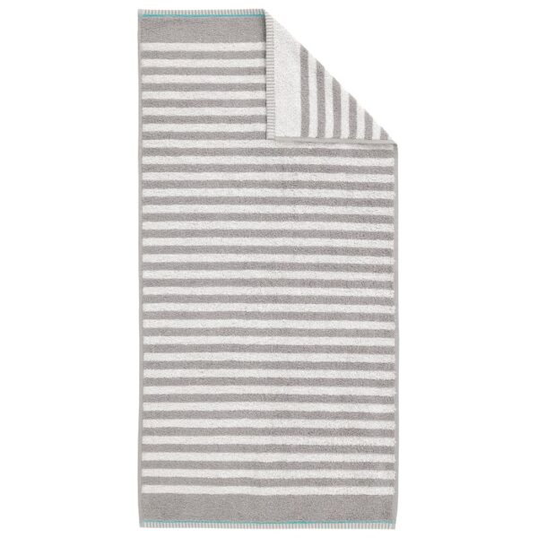 Produktbild mit weißem Hintergrund des Handtuch Sea im Stil Kiesel von der deutschen Marke Dyckhoff. Handtuch grau und weiß gestreift mit hellblauer Abschlusskante
