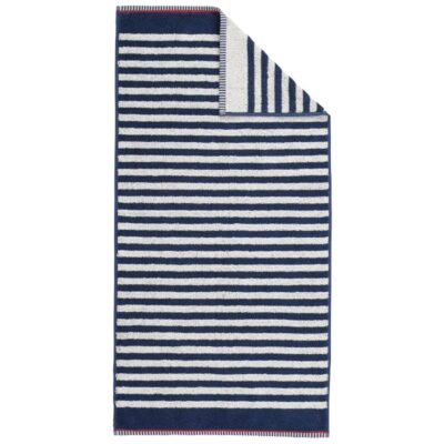 Produktbild mit weißem Hintergrundbild des Handtuch Sea im Stil Marine von der Marke Dyckhoff. Dünne Streifen in den Farben dunkelblau und weiß. Eingeknickte Handtuchecke zeigt die clevere Wendeoptik.
