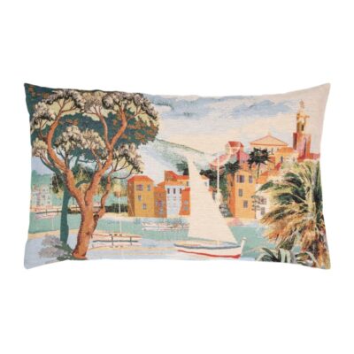 Rechteckiges Deko-Kissen mit südländischem Urlaubsmotiv einer Hafen-Promenade und einem Segelboot im Vordergrund. Kissenhülle der Firma PAD ist aus hochwertiger Baumwolle.