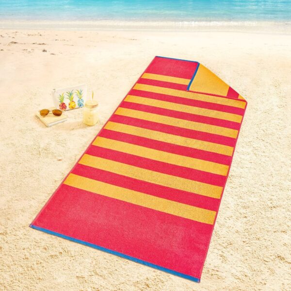 rot gelb gestreiftes Strandtuch Stripes der Marke aus Baumwolle liegt am Strand ausgebreitet