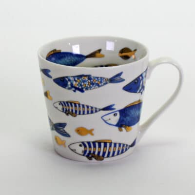 weiße Tasse aus Porzellan, als Motiv blau goldene Fische an den Innen- und Außenwänden.