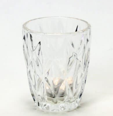 Kleines Wasserglas in klarer Kristalloptik mit Rautenmotiv.