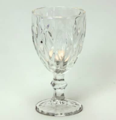 Weinkelch aus klarem Glas in Kristalloptik mit Rautenmotiv von Werner Voss.