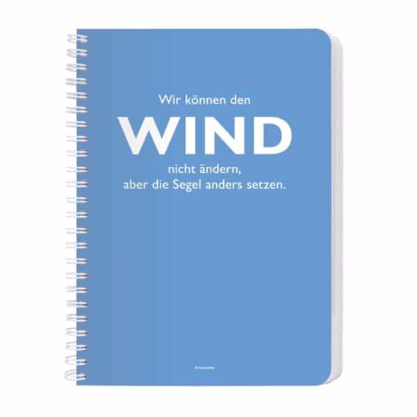 blaues Ringbuch im Format A5 mit einem Zitat von Aristoteles zum Thema Wind der Marke Cedon