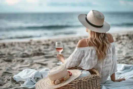 carolinenfrau_32600_picknick_am_strand_style_photo_frau_mit_Hut_56428486-9874-4e81-8fae-6d3f13fccd8a