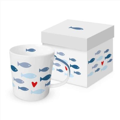 weiße Tasse Seaside mit Fische Motiv in Blautönen der Marke PPD