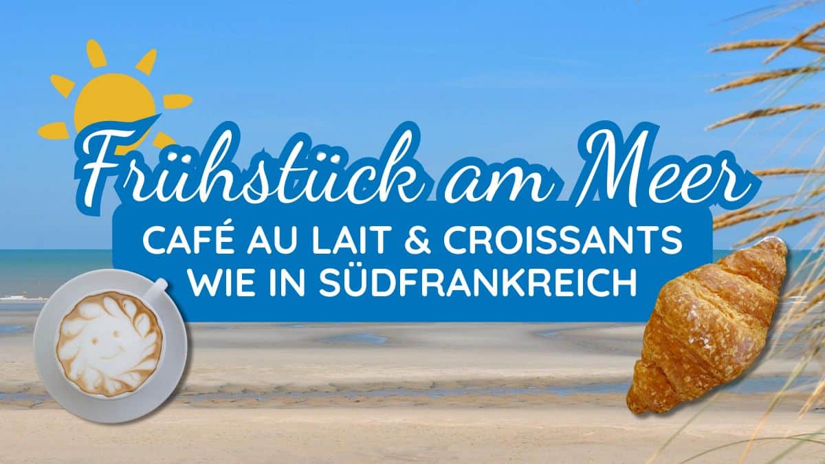 Am Strand mit leckerem Buttercroissant und einem Café au lait. Die Sonne steht hinter der Überschrift und weißt auf ein sonniges Frühstück am Strand in Südfrankreich hin